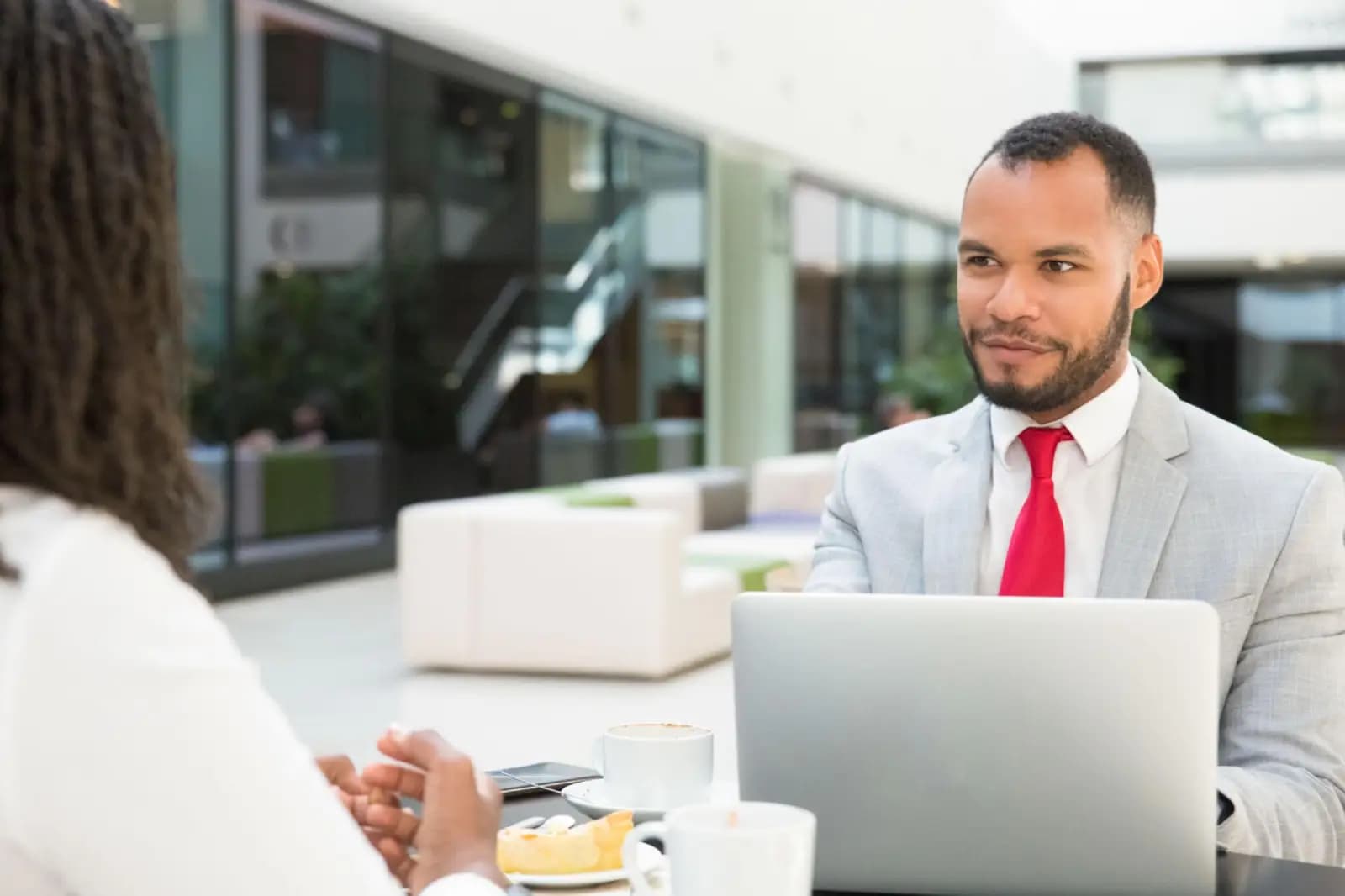 Advisor speaking with a founder during a consultation